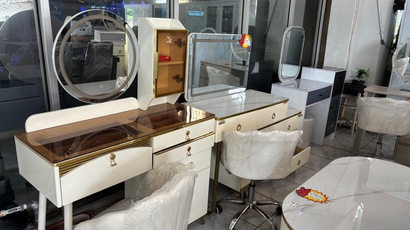 toko furniture di Palembang - display meja rias di Vermont Office & Home Living Palembang