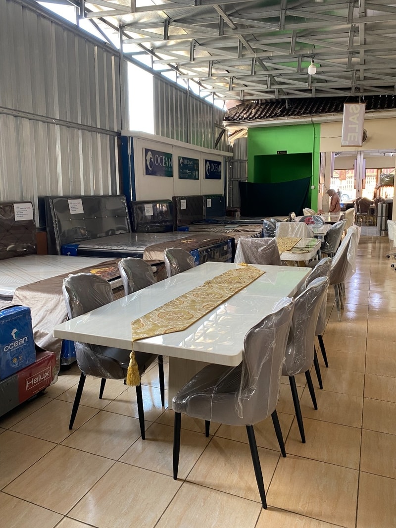 toko furniture bandar lampung - display meja makan 2 di Vermont Office & Home Living Bandar Lampung