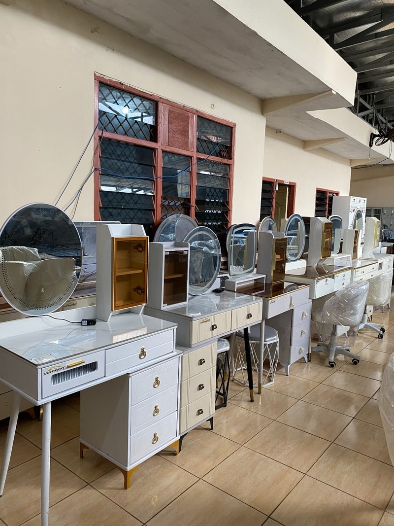 toko furniture bandar lampung - display meja rias di Vermont Office & Home Living Bandar Lampung