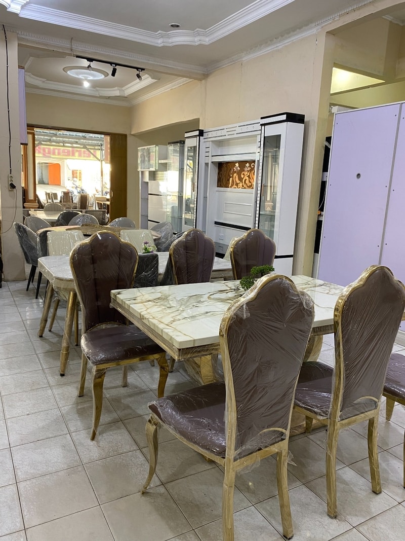 toko furniture bandar lampung - display meja makan di Vermont Office & Home Living Bandar Lampung
