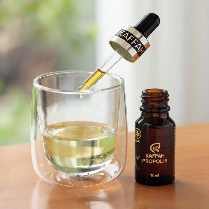 Warna Kaffah Propolis Bening Kuning Keemasan Ketika Dilarutkan ke Air Tanpa Kandungan Wax Zat Lilin.jpg