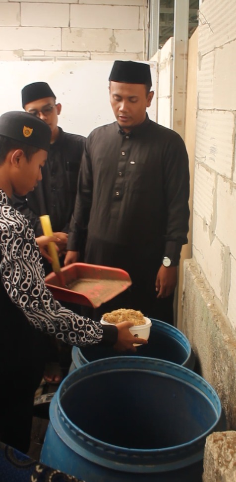 Praktik langsung pembuatan kompos dari sampah organik (2024)