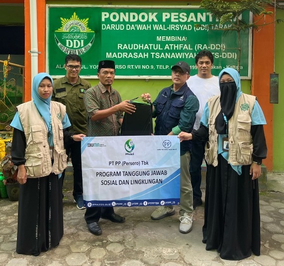 Simbolisasi penyerahan bantuan makan sehat gratis oleh PT. PP kepada Kepala sekolah MTs. DDI Tarakan