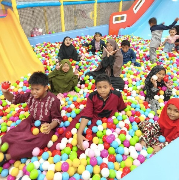 Keceriaan terpancar dari wajah para santri saat menikmati permainan di Playgound MR. Fuji