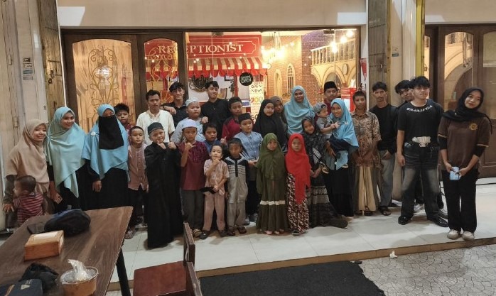 Foto bersama dengan santri Almarhamah dan jajaran staff MR. Fuji