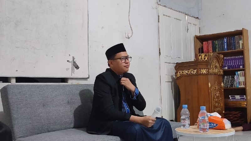 Ustadz Dr. Fahmi Syam menyamaikan materi dengan gaya santai dan inspiratif