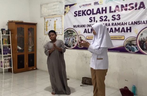 Salah satu siswi SMK Kesehatan Kaltara, Nurul Suhada memberikan contoh langsung 6 langkah cuci tangan yang benar kepada santri TPQ