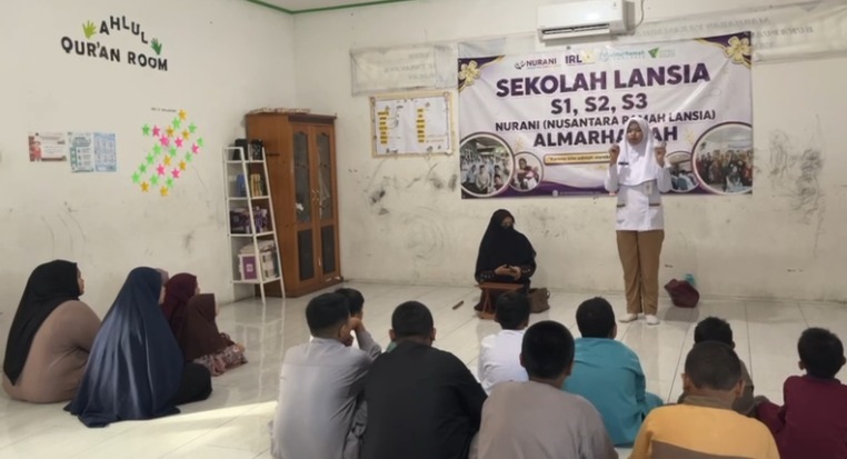 Para santri antusias mendengarkan edukasi yang diberikan