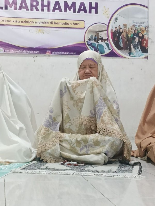 lansia almarhamah khusyuk berdoa