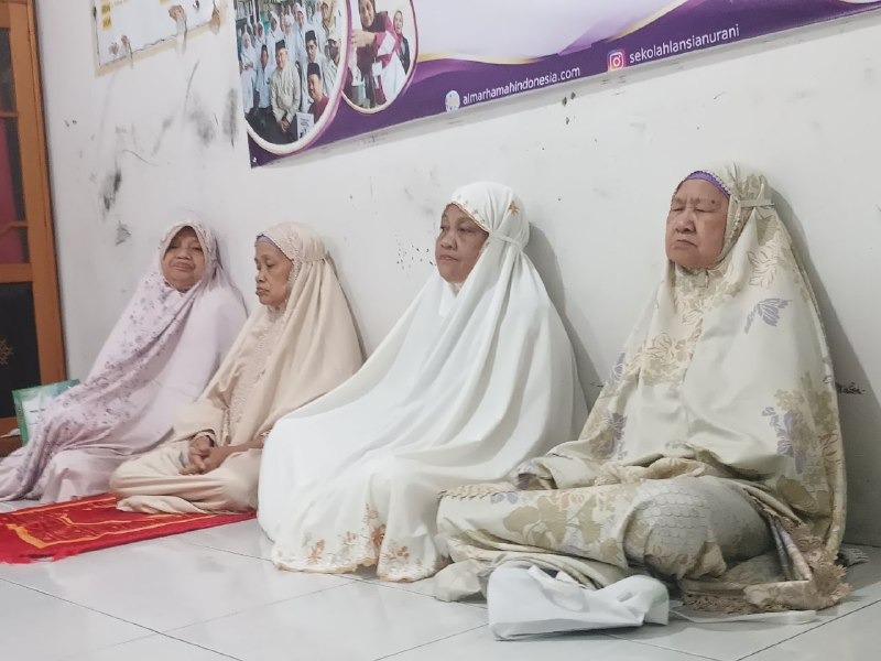 Lansia almarhamah mendengarkan tausyiah dengan santai bersandar