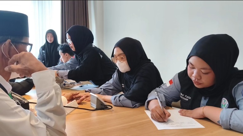 Mahasiswa memeriksa satu persatu lansia peserta sekolah lansia