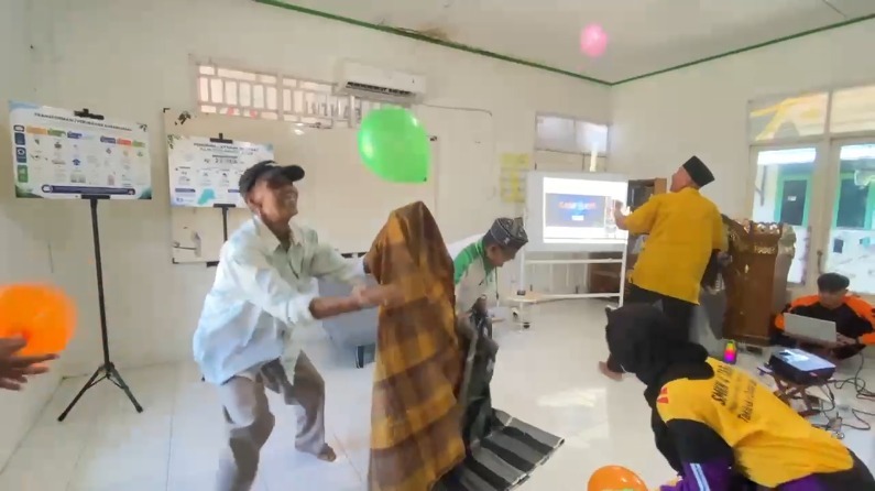 Lansia senang dan bahagia mengikuti mini games