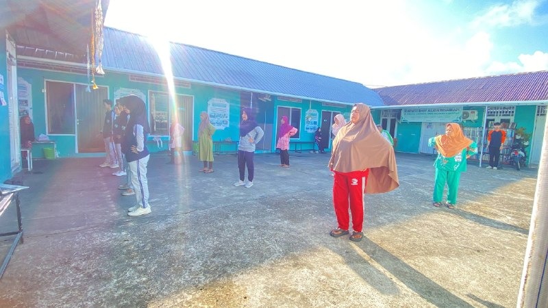 Lansia dipandu mahasiswa memulai senam dengan pemanasan