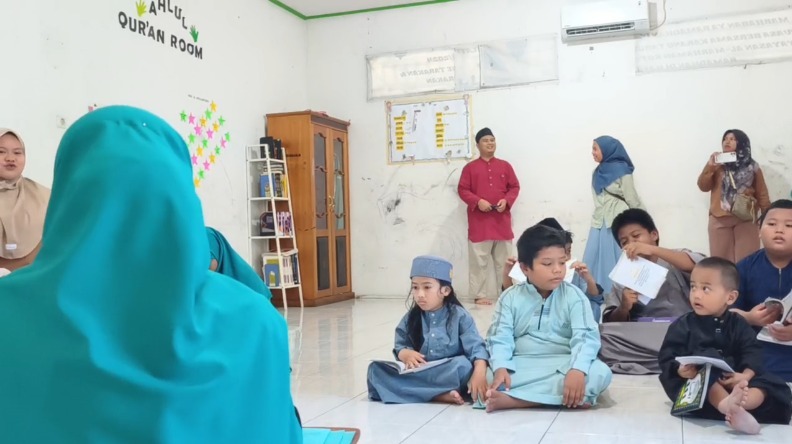 Meninjau langusng proses pembelajaran santri TPQ Almarhamah