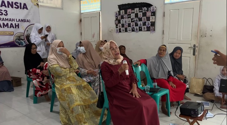 Lansia almarhamah bertanya serta menjawab pertanyan yang diberikan