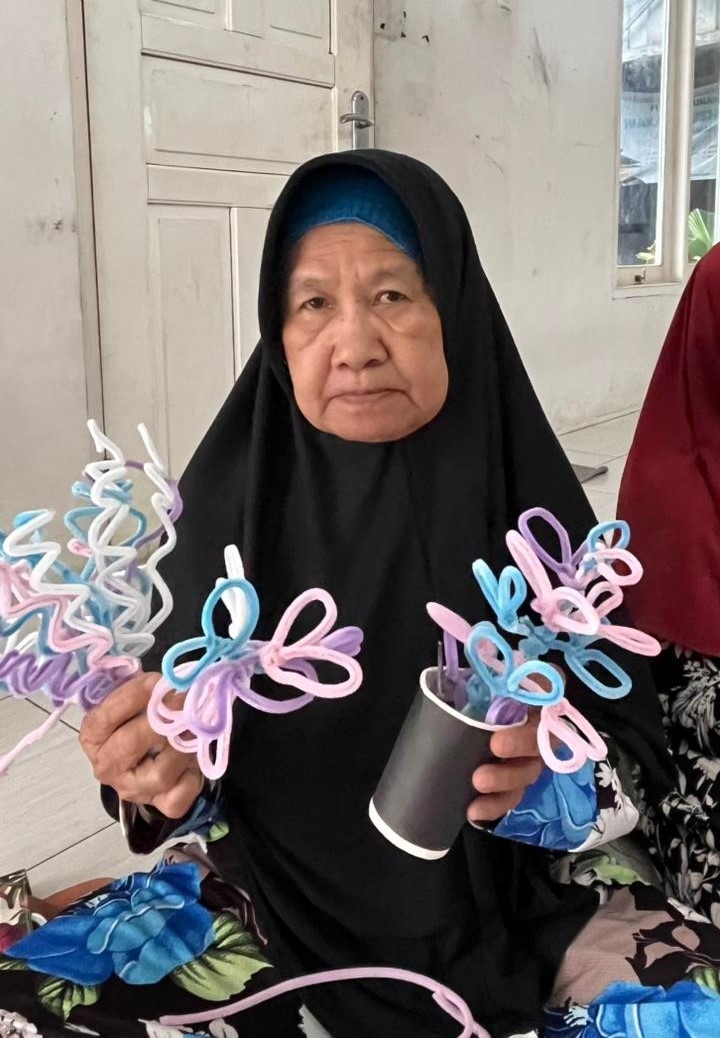 Hasil karya gantungan kunci lansia binaan Almarhamah