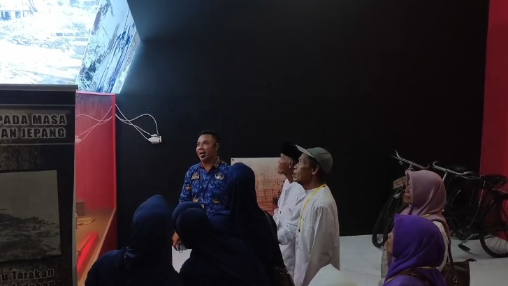 Mendengarkan penjelasan pemandu