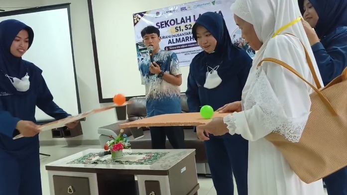 Bermain game bersama lansia