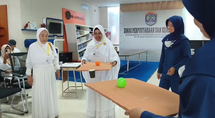 bermain bola dengan di dampingi langsung oleh siswi SMK Kesehatan