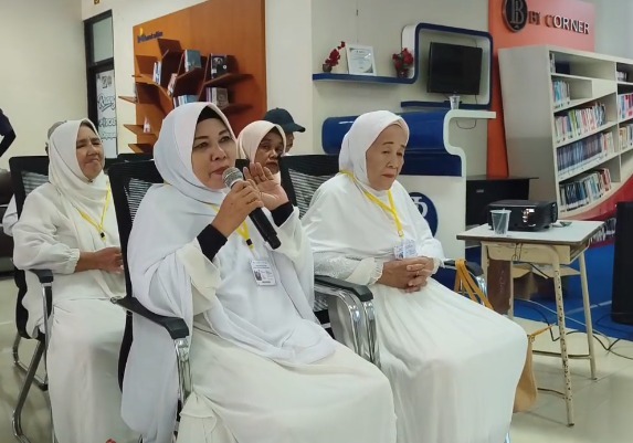 Lansia peserta sekolah lansia NURANI aktif bertanya