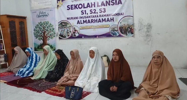Para lansia datang lebih awal