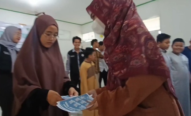 pembagian brosur oleh mahasiswa