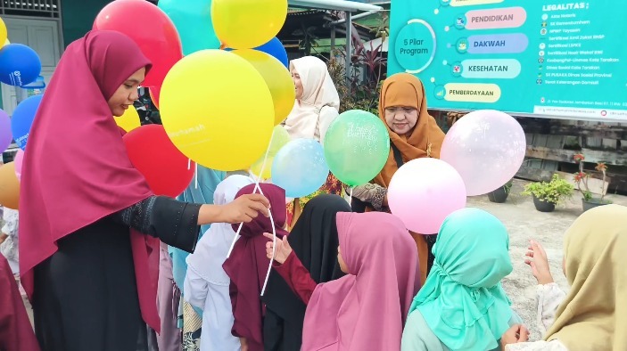 Pengurus Almarhamah membagikan balon