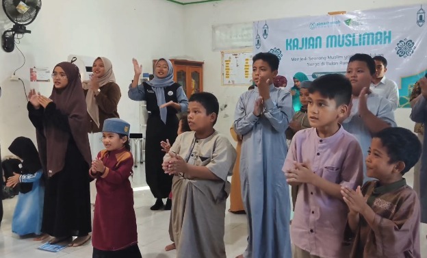 Santri TPQ dan Mahasiswa memperaktikan cara cuci tangan yang benar bersama sama