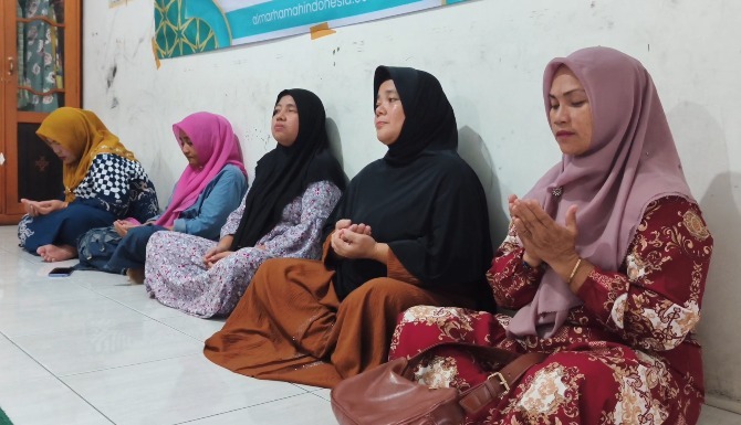 Ibu ibu Khusyuk berdoa bersama