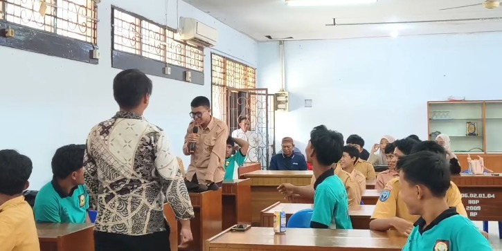 Para siswa antusiaa menjawab kuis yang di berikan