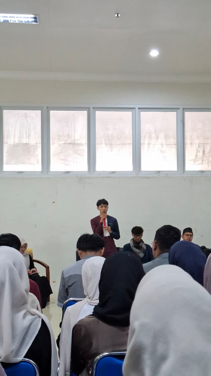 Ustadz Fayyaasy Mubarok mewakili ketua Yayasan Almarhamah dalam sambutan