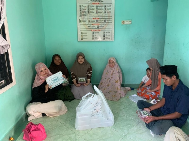 Alvolunteer menyalurkan daging siap makan di panti asuhan