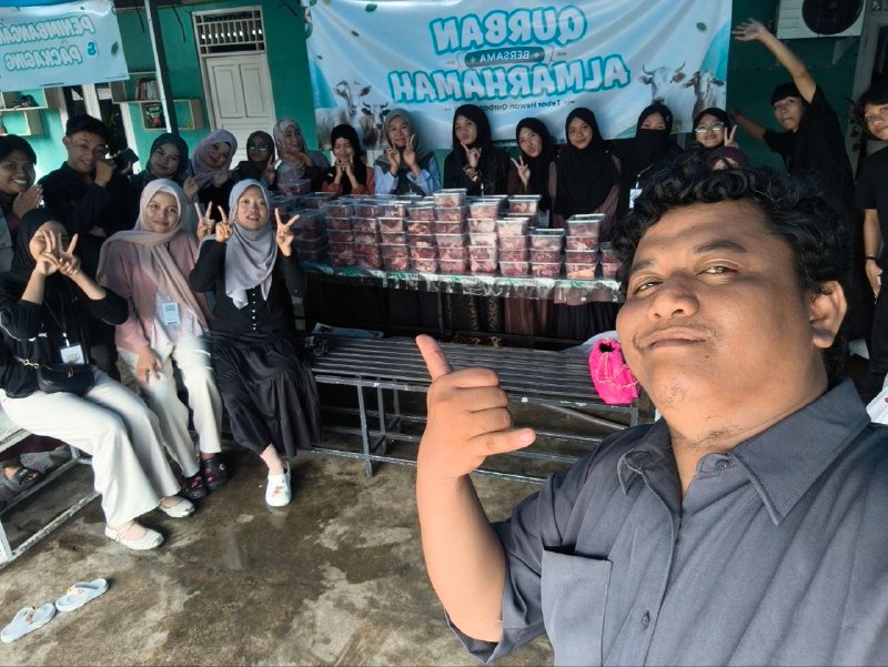 Ribuan Senyum Terlihat! Almarhamah Bagikan Daging Siap Makan