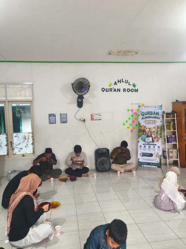 Suasana makan bersama setelah sholat idul adha