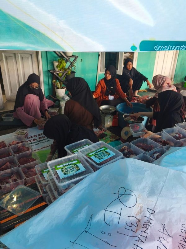 Tim Pencacah dan Tim pemaket fokus pada bidangnya