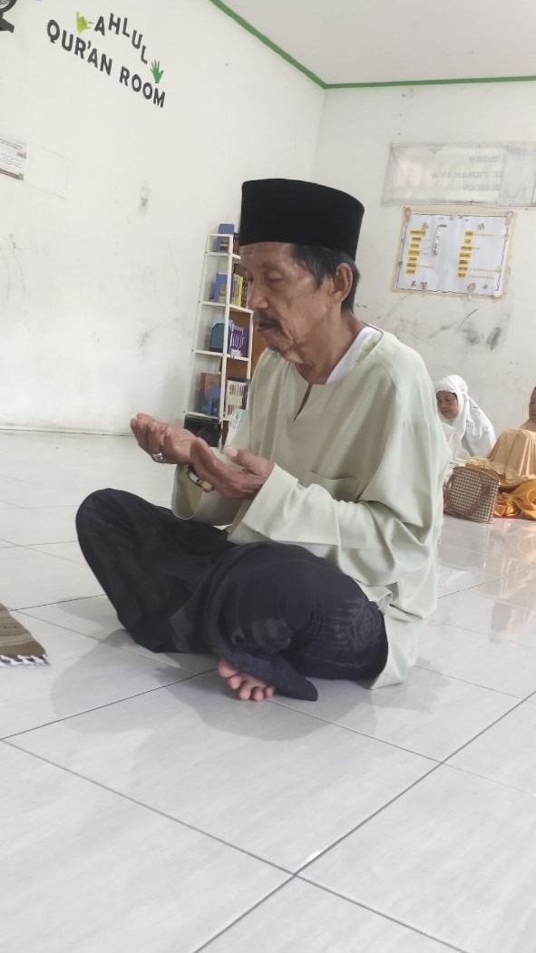 Lansia Almarhamah : Kai Junaidi fokus berdoa