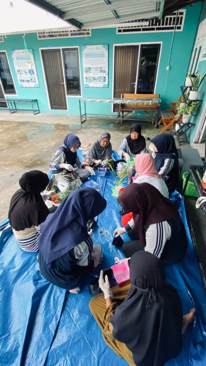 Mahasiswa dan Lanisa Almarhamah Saling Berdampingan Menanam