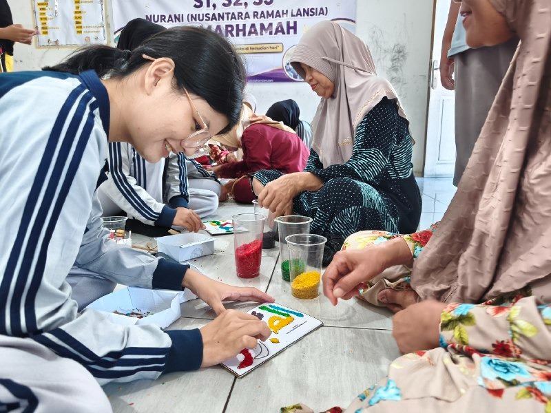 Salah satu mahasiswa Profesi Ners UBT Angkatan VI medampingi dan memberikan contoh pada lansia almarhamah