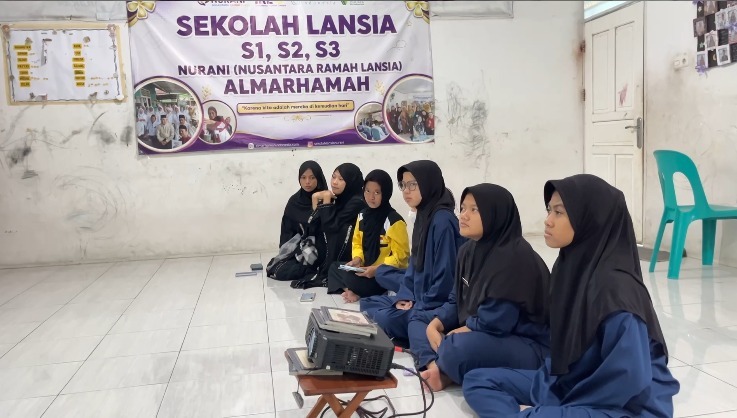 Para siswi PKL Almarhamah antusias dan fokus mendengarkan materi yang di sampaikan