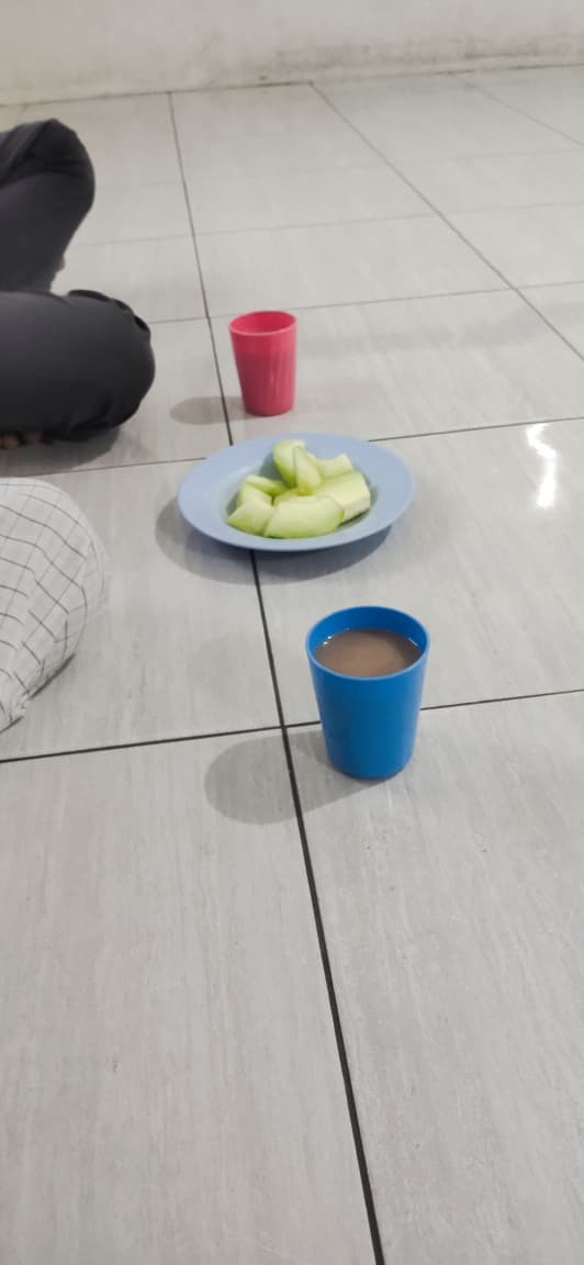 Susu hangat dan buah pendamping lansia almarhamah mendengarkan tausyiah