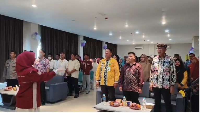 Seluruh hadirin ikut menyanyikan lagu indonesia raya dan mars lansia