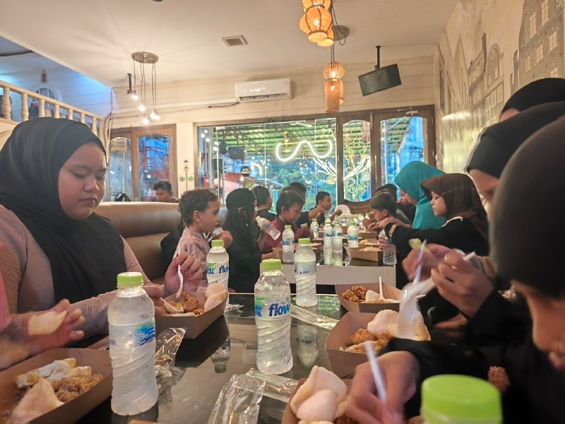 Suasana kekeluargaan saat makan bersama