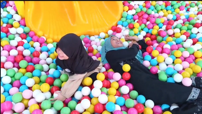 anak anak asik bermain mandi bola
