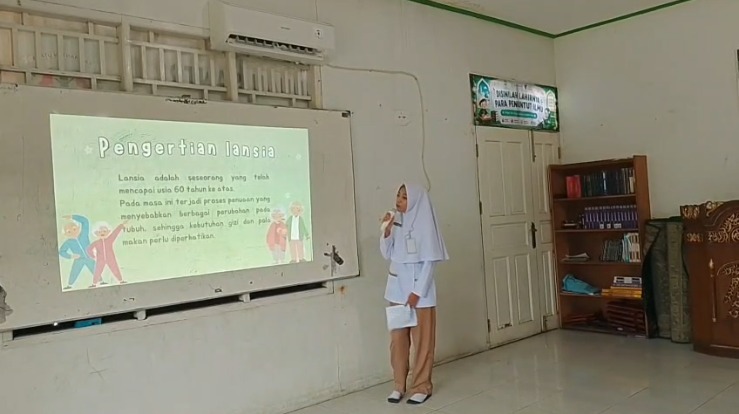 Shayna Azura Refaleno Sisi SMK Kesehatan yang menjadi pemateri