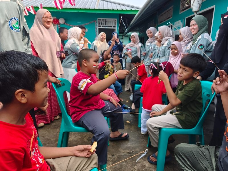 L0mba makan biskuit anak anak saling menyuapi temannya
