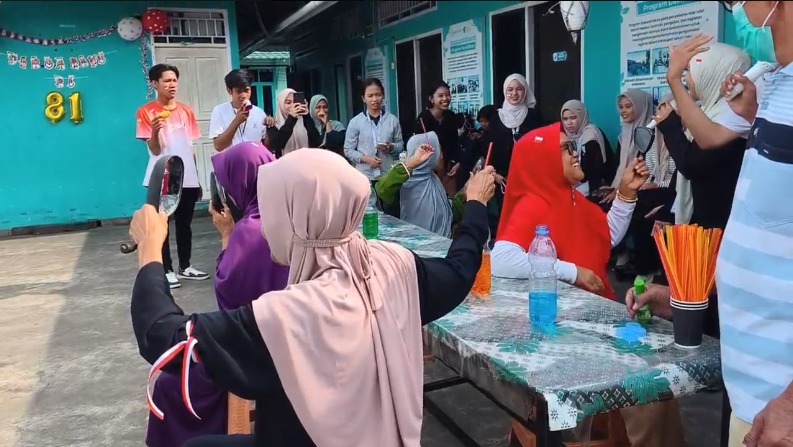 Lomba memasukkan sedotan ke botol