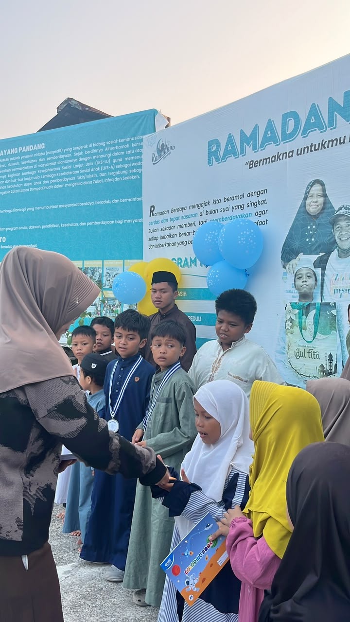 Volunteer membagikan hadiah untuk santri TPQ