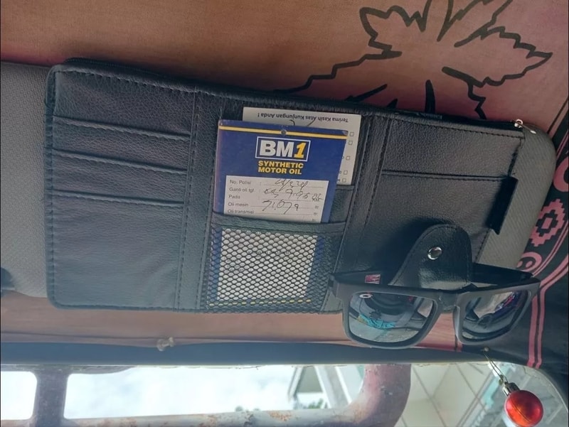 Penggunaan Car Visor Storage Bag di dalam mobil