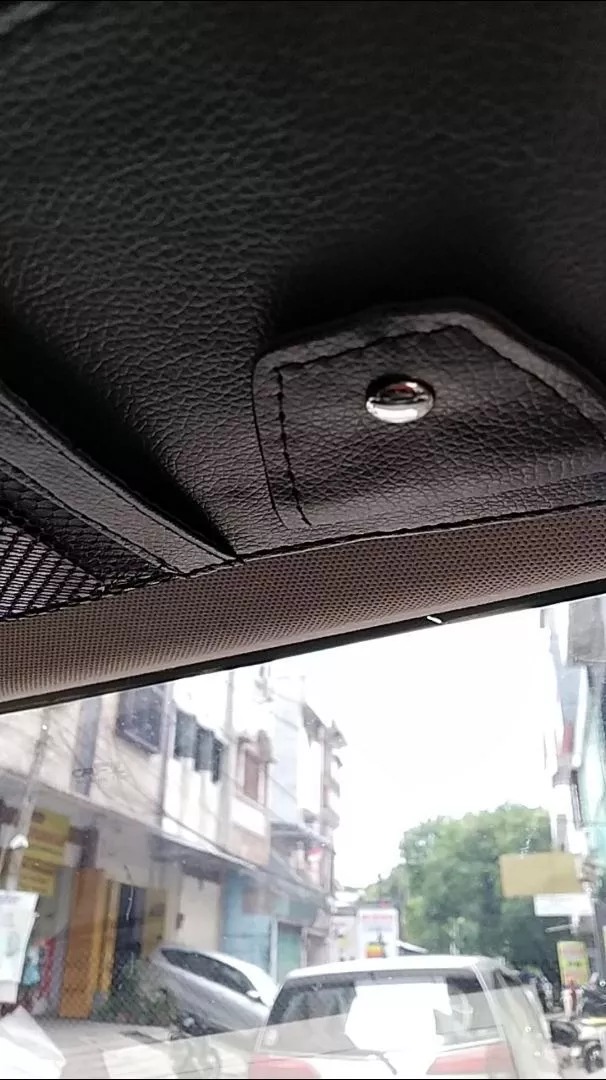Contoh penggunaan Car Visor Storage Bag