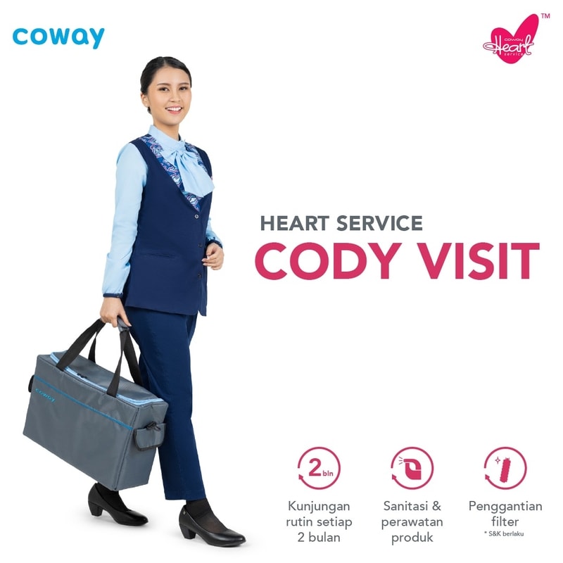 Petugas wanita layanan Heart Service Cody Visit berseragam biru membawa tas peralatan. Nikmati kenyamanan kunjungan rutin setiap 2 bulan untuk sanitasi dan penggantian filter produk Coway Anda bersama Jamie Waterman